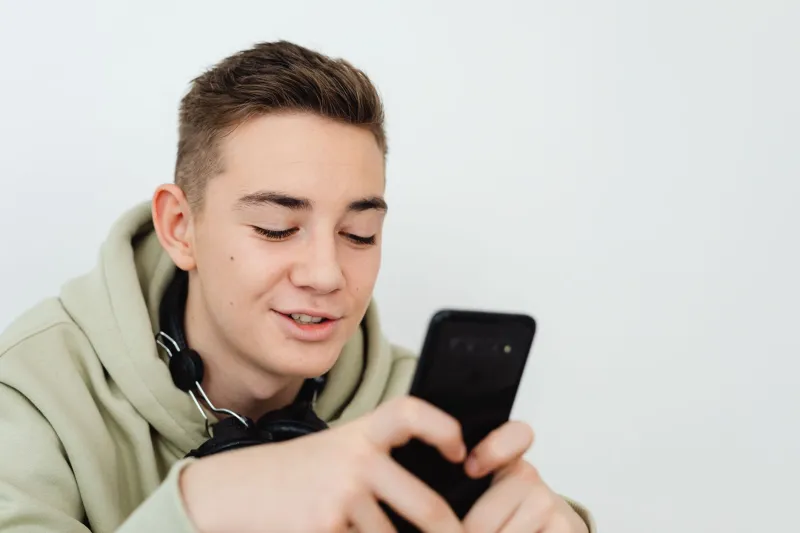Dumb and Proud: The Young Americans Swapping Their iPhones for Flip Phones on Purpose